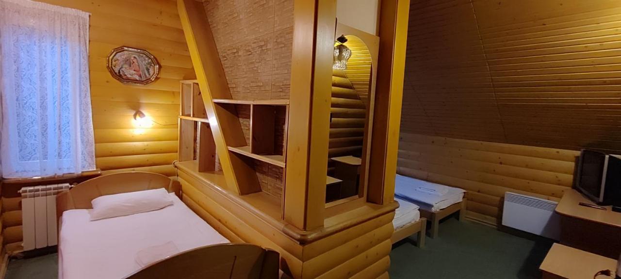 Лелеч Hotell Tatariv Exteriör bild