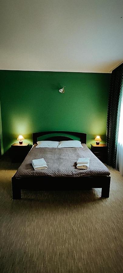 Лелеч Hotell Tatariv Exteriör bild