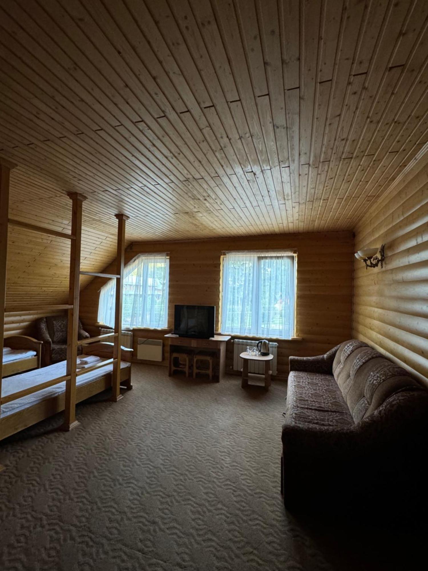 Лелеч Hotell Tatariv Exteriör bild