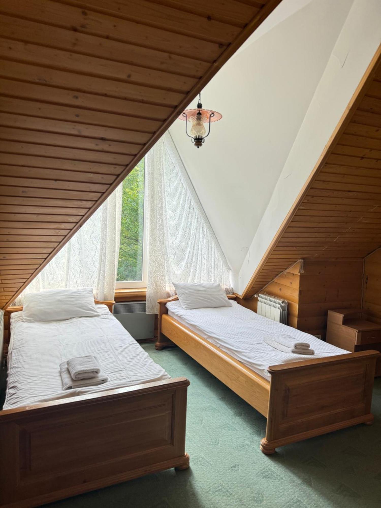 Лелеч Hotell Tatariv Exteriör bild